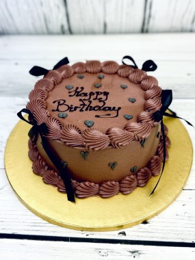 Tort "Happy Birthday" z kokardkami