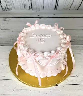 Tort "Sweet 16" z kokardkami